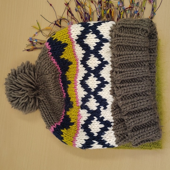 Chaos knitted hat with ball and green scarf to match unbranded - Picture 8 of 8